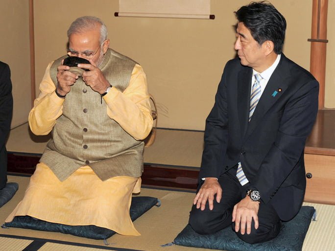 2 vị nguyên thủ của Nhật Bản và Ấn Độ đang thưởng thức trà