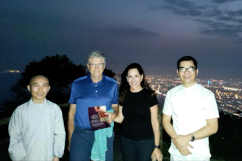 Nghệ nhân Hoàng Anh Sướng chụp ảnh kỷ niệm cùng tỷ phú Bill Gates, bạn gái của ông và sư cô trên đỉnh Bàn Cờ