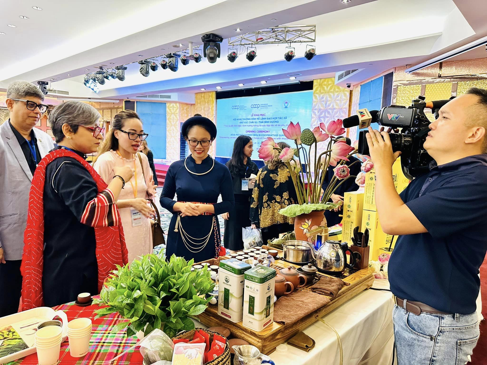 Giới thiệu trà trong ngày hội thượng đỉnh HTX khu vực Châu Á - Thái Bình Dương