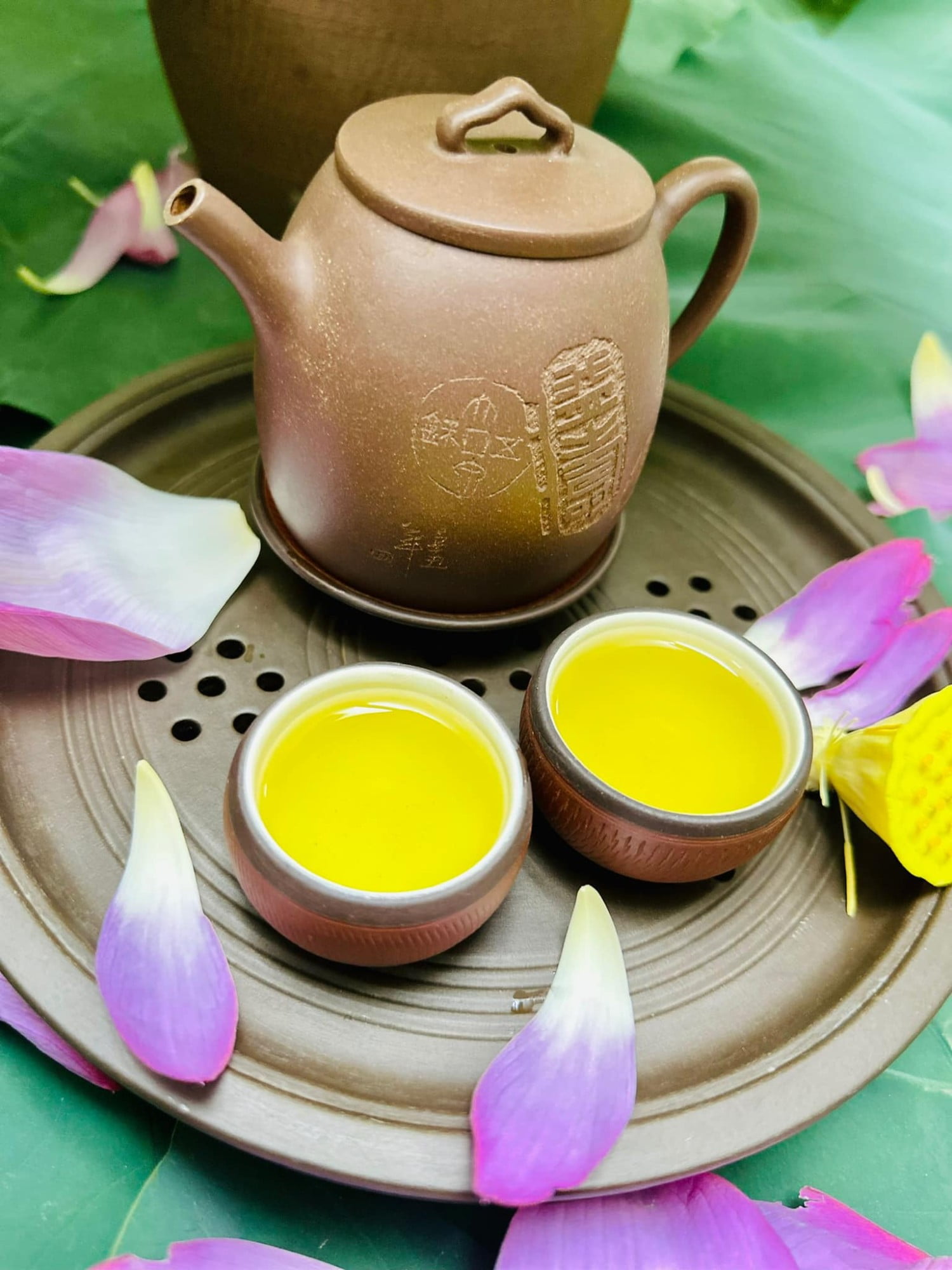 Rót trà ra chén tống rồi chia ra các chén nhỏ và thưởng thức